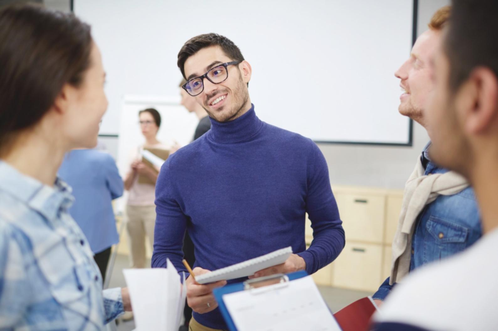 Équipe d'entrepreneurs travaillant ensemble sur des projets innovants