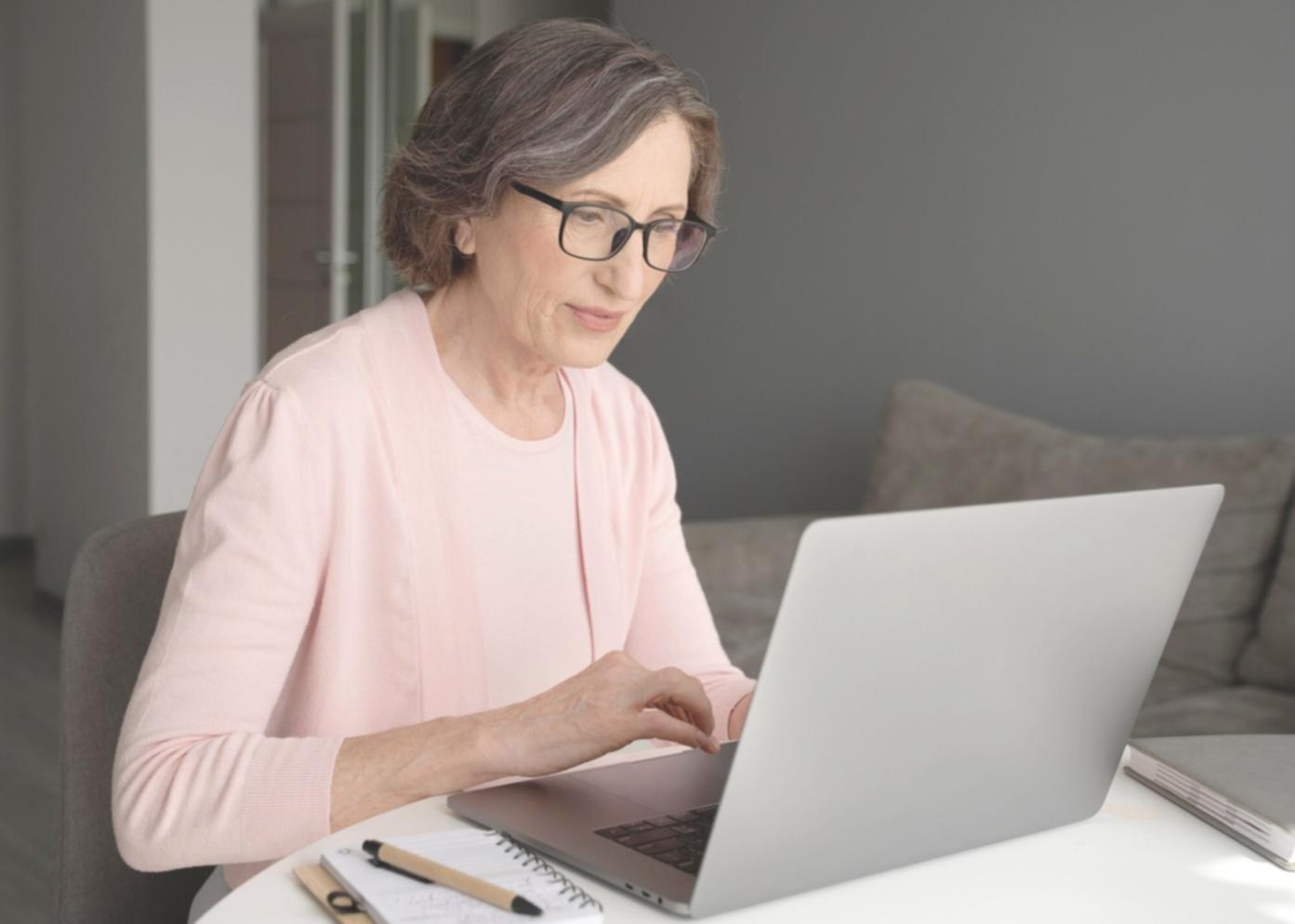 Entrepreneur présentant son projet lors d'une session de pitch